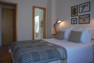 リスボンにあるBerta Village, Old quarterのベッドルーム1室(青と白の掛け布団付きのベッド1台付)