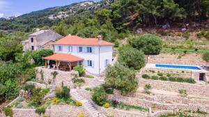 una vista aérea de una casa con piscina en Villa Mora, en Banjol