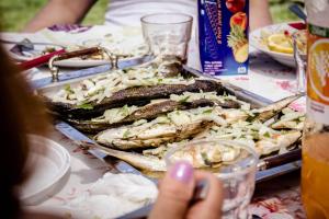 una mesa cubierta con una bandeja de comida con pescado en Villa Alexander, en Vrasná