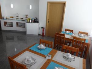 Kuchyň nebo kuchyňský kout v ubytování Hotel Bonjardim