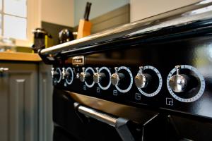 eine Schließung der Knöpfe eines Kochs in einer Küche in der Unterkunft La Maison de Pierre et Valérie Ste Catherine Honfleur in Honfleur + 49 Fotos