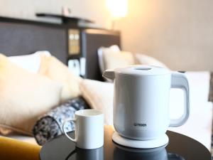 a white blender sitting on a table with a cup at APA Hotel Fukui-Katamachi in Fukui