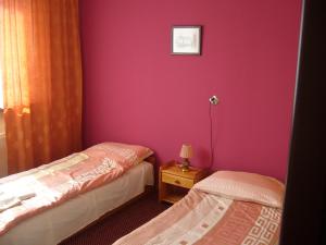 Łóżko lub łóżka w pokoju w obiekcie Karet Obiekt Hotelowy