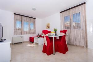 Televízia a/alebo spoločenská miestnosť v ubytovaní Apartments Braco