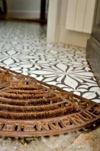 a metal grate on the floor of a kitchen at La Maison de Pierre et Valérie Ste Catherine Honfleur in Honfleur