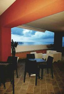 ガリポリにあるMistral Exclusive B&Bのビーチの景色を望むダイニングルーム(テーブル付)