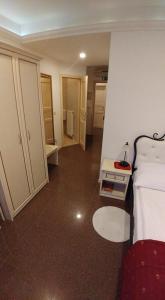 une chambre avec un lit et un couloir dans l'établissement Guest House Šterk, à Nova Gorica