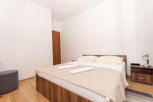 1 dormitorio con 1 cama con 2 toallas en Apartment Lara Iva, en Trogir