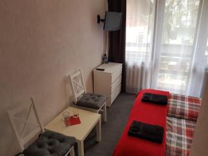 a small room with two chairs and a red rug at Willa Grafit in Karpacz