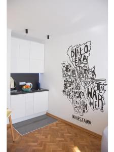 ワルシャワにあるNowolipie Warsaw Apartmentの落書きで覆われたキッチン