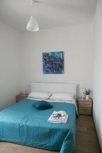 コンヴェルサーノにあるB&B ARCADIAのベッドルーム1室(青い毛布付きのベッド1台付)
