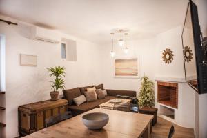ein Wohnzimmer mit einem Sofa und einem Tisch in der Unterkunft 4 - EL LOFT de TARIFA - ENJOY TARIFA in Tarifa