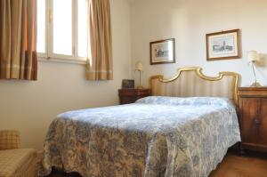 フィレンツェにあるThe Dome Terraceのベッドルーム(ベッド1台、窓付)