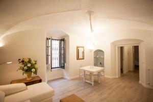 una sala de estar con un sofá y una mesa en Apartamento Torre Redonda - AT-CC-00355, en Cáceres