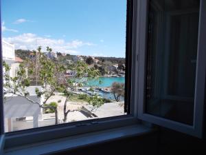ein Blick auf einen Strand aus einem Fenster in der Unterkunft Apartment Dora 1 Jakišnica in Lun