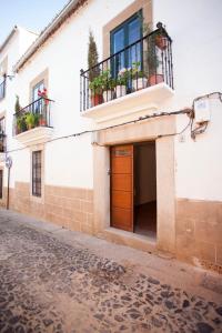 un edificio con puerta y 2 balcones en Apartamento Torre Redonda - AT-CC-00355, en Cáceres