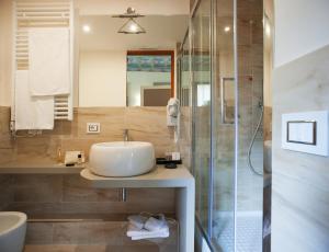 bagno con lavandino e doccia di Antico Angelo - Residenza d'Epoca a Viterbo