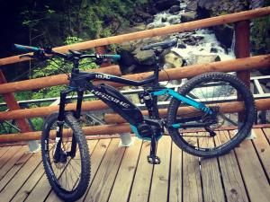 ファナーノにあるEcoday campingの木製のデッキに自転車を停めています