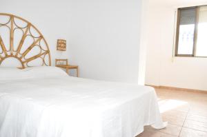 エル・プエルト・デ・サンタマリアにあるLa Goletaの白いベッドルーム(窓付)の白いベッド1台