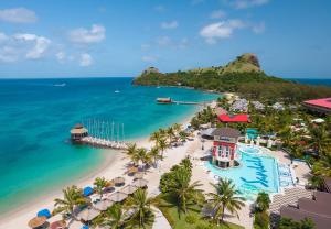 - Vistas aéreas a la playa del complejo en Sandals Grande St. Lucian Spa and Beach All Inclusive Resort - Couples Only, en Gros Islet