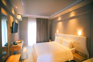 Un pat sau paturi într-o cameră la Royal Hotel and Suites