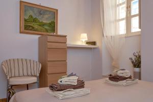 ein Zimmer mit einem Tisch mit einem Stuhl und Handtüchern in der Unterkunft Fortezza - Hvar Old Town Apartment in Hvar + 37 Fotos