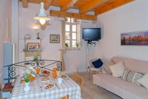 un soggiorno con tavolo e divano di Fortezza - Hvar Old Town Apartment a Hvar