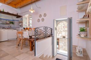 Küche/Küchenzeile in der Unterkunft Fortezza - Hvar Old Town Apartment