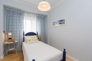 1 dormitorio con cama y ventana en Lisbon Airport Hostel, en Lisboa
