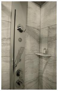 una doccia con porta in vetro in bagno di B&B San Nicolò a Montegiorgio