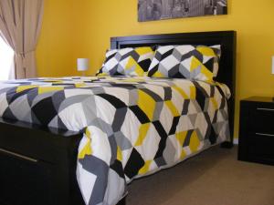 A bed or beds in a room at Numurkah Self Contained Apartments - The Saxton