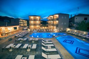 Bazén v ubytování Royal Hotel and Suites nebo v jeho okolí