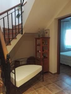 een kamer met een bed en een trap bij La Casa de Gonzala in Belmonte