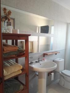 ベルモンテにあるLa Casa de Gonzalaのバスルーム(洗面台、トイレ付)
