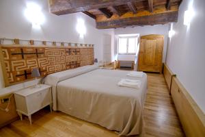 1 dormitorio con 1 cama grande y suelo de madera en Rinidia - Roma Centro, en Roma