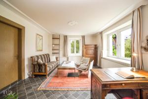 sala de estar con sofá y mesa en 2,5 Zimmer Ferienwohnung mit Küche/Bad en Triesen