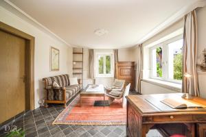 sala de estar con sofá y mesa en 2,5 Zimmer Ferienwohnung mit Küche/Bad, en Triesen