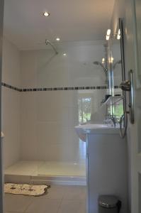 une salle de bain avec une douche avec un lavabo et une baignoire dans l'établissement Villa Gecko, à Saint-Raphaël