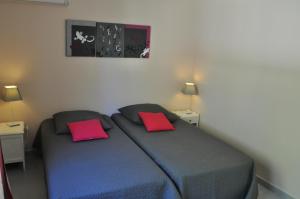 - une chambre avec un lit bleu et 2 oreillers rouges dans l'établissement Villa Gecko, à Saint-Raphaël 28 autres photos