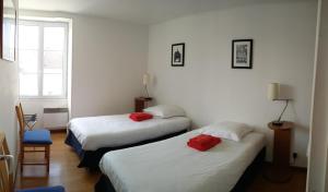 מיטה או מיטות בחדר ב-Les Fontaines