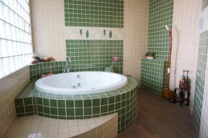 Ett badrum på Country Lake View Hotel