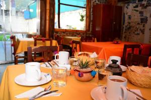 una mesa en un restaurante con un mantel amarillo en Hostal Yatasto en Salta