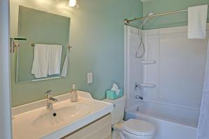 Un baño con lavabo, inodoro y ducha. en The Vue B&B, en Seward