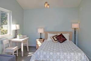 - une chambre avec un lit, une table et un bureau dans l'établissement The Vue B&B, à Seward