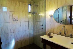 Koupelna v ubytování McCloud House + 20 fotografií