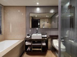 Bilik mandi di The Tango Hotel Taipei XinYi