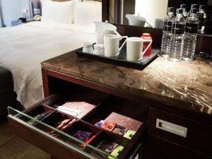 Kemudahan buat kopi dan teh di The Tango Hotel Taipei XinYi
