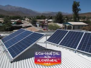 dos paneles solares en el techo de un edificio en Hostal Alto Algarrobal, en Combarbalá