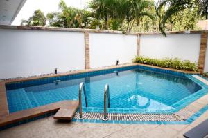 - une piscine dans un bâtiment avec un complexe dans l'établissement Hidden Palm Pool Villas, à Pattaya (nord)