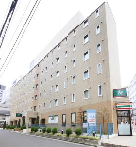 ein großes Gebäude an der Straßenseite in der Unterkunft R&B Hotel Sendai Hirosedori Ekimae in Sendai